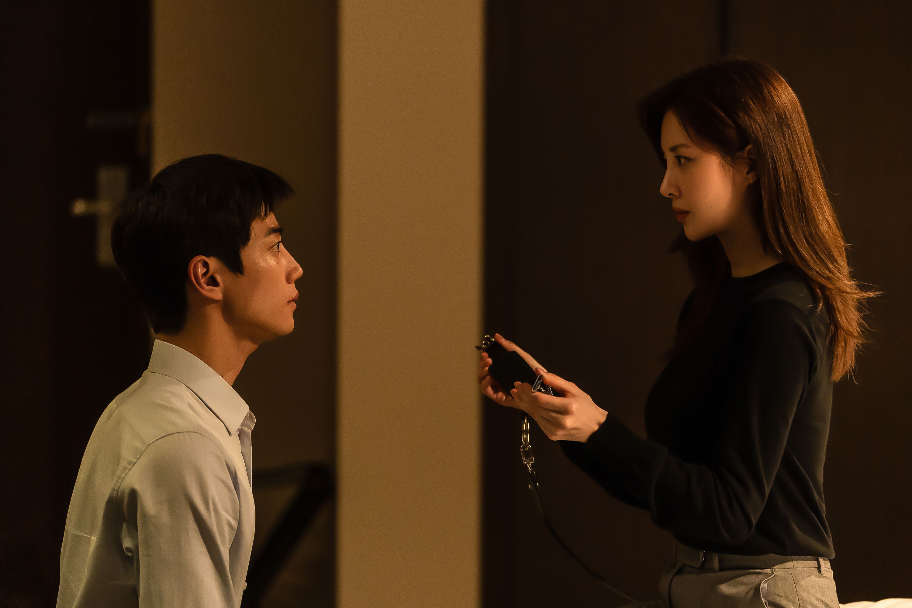 Netflix《解禁男女》評價超高！徐玄化身SM女王，李濬榮小奶狗型男友讓網友大喊：想養