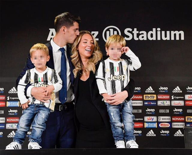 morata y alice junto a sus hijos en la presentación del jugador en la juve