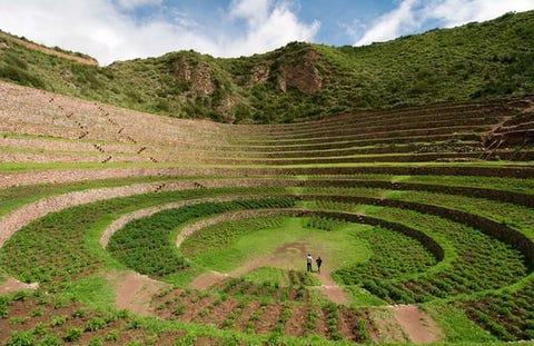 Deze unieke archeologische locatie is een van de beste voorbeelden  samen met Machu Picchu  van wat wel de extreme landschap architectuur van de Incas genoemd mag worden Drie enorme kuilen elk met een prachtig glooiende helling die met trappen naar benden loopt alsof het de binnenkant is van een gigantische bloempot zijn in de aarde uitgegraven tot een diepte van 30 meter en meer De luchttemperatuur onderin en bovenaan kan wel 10 graden Celsius verschillen waardoor sommige onderzoekers de theorie opperden dat Moray een landbouwexperiment was van de Incas om onderzoek te doen naar het verbouwen van gewassen