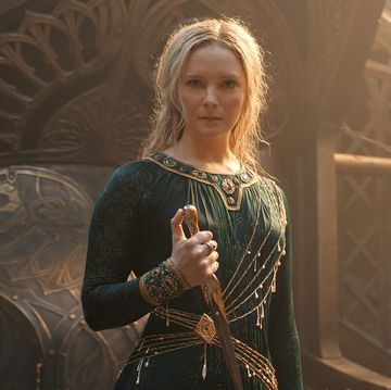 morfydd clark as galadriel in a green dress holding a dagger, lord of the rings the rings of power