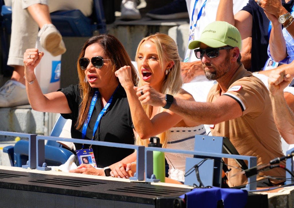 Who is sitting in Taylor Fritz’s player box?