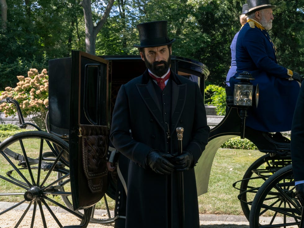 La edad dorada, Morgan Spector como George Russell