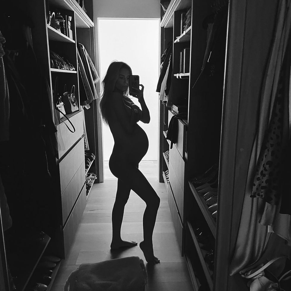 pregnant morgan stewart poses nude as she approaches her due date 'three more weeks'httpswwwinstagramcompckujaxlrlnu
