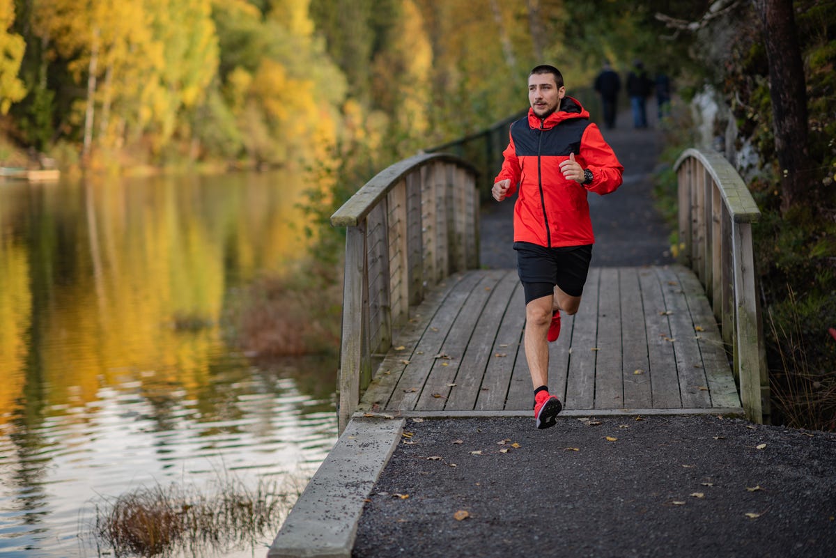 Un hombre runner de trail. y pies de atleta con calzado deportivo para  correr en el bosque