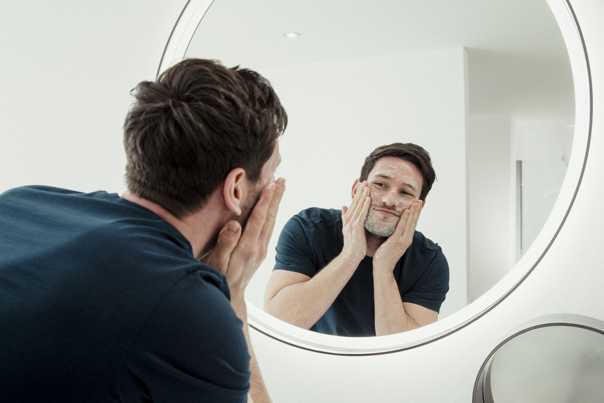 Los 18 mejores limpiadores faciales para hombre del momento
