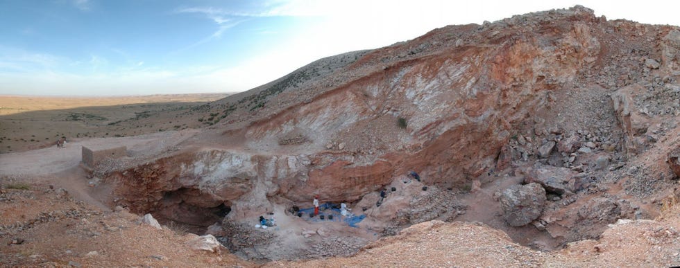 Overgebleven afzettingen bij de opgraving bij Jebel Irhoud hier vanaf het zuiden gezien werden aangetroffen in wat ooit een soort tunnel was die later in ieder geval deels werd blootgelegd door mijnbouwactiviteiten