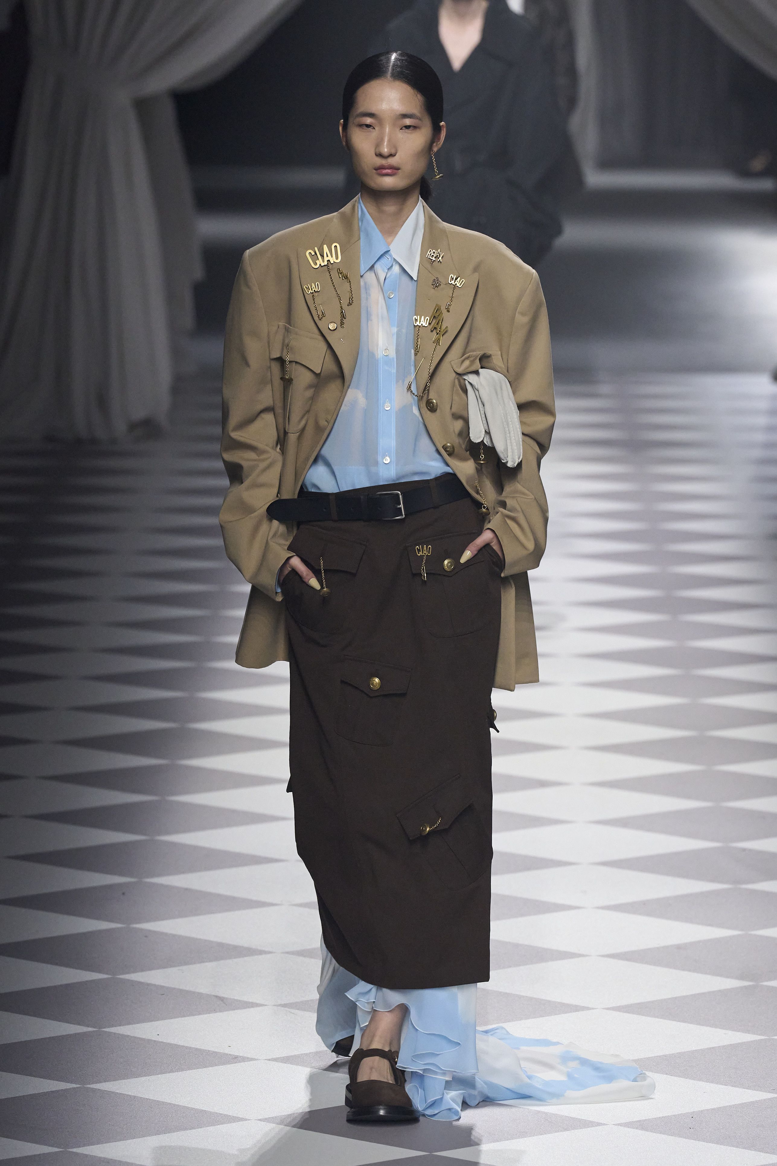 Moschino シングルブレストコート ベージュ FW24/25 ルック】「モスキーノ」2024-25年秋冬コレクション - WWDJAPAN