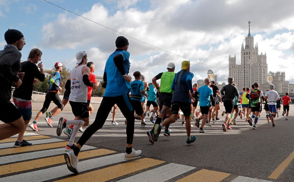 miles de corredores completan la maratón de moscú 2020