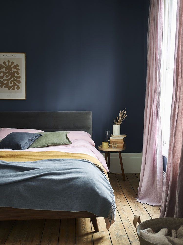 el azul navy azulado es uno de los colores más populares del año para pintar el dormitorio