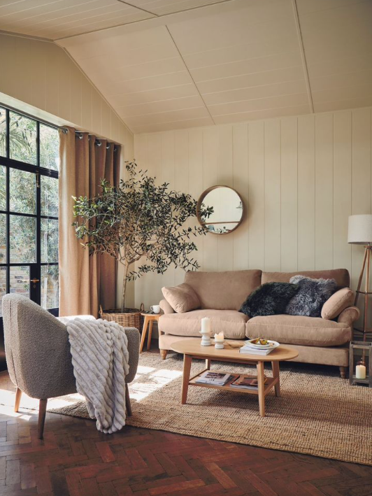 salón con sofá beige