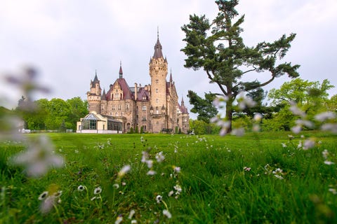 De voormalige residentie van de familie TieleWinckler werd in de zeventiende eeuw in barokke stijl gebouwd maar latere aanbouwen in neogotische stijl en neorenaissancestijl gaven het kasteel zijn definitieve en spectaculaire aanblik Vooral s avonds is het slot een droom wanneer zijn 99 sprookjestorens en verlichte ramen in de slotvijver worden weerspiegeld Na de Tweede Wereldoorlog was het kasteel in Polen een hoofdkwartier van het Rode Leger maar tegenwoordig worden in het 365 kamers tellende kasteel kunsttentoonstellingen en concerten met kamermuziek gehouden terwijl het omringende park populair is bij picknickende gezinnen