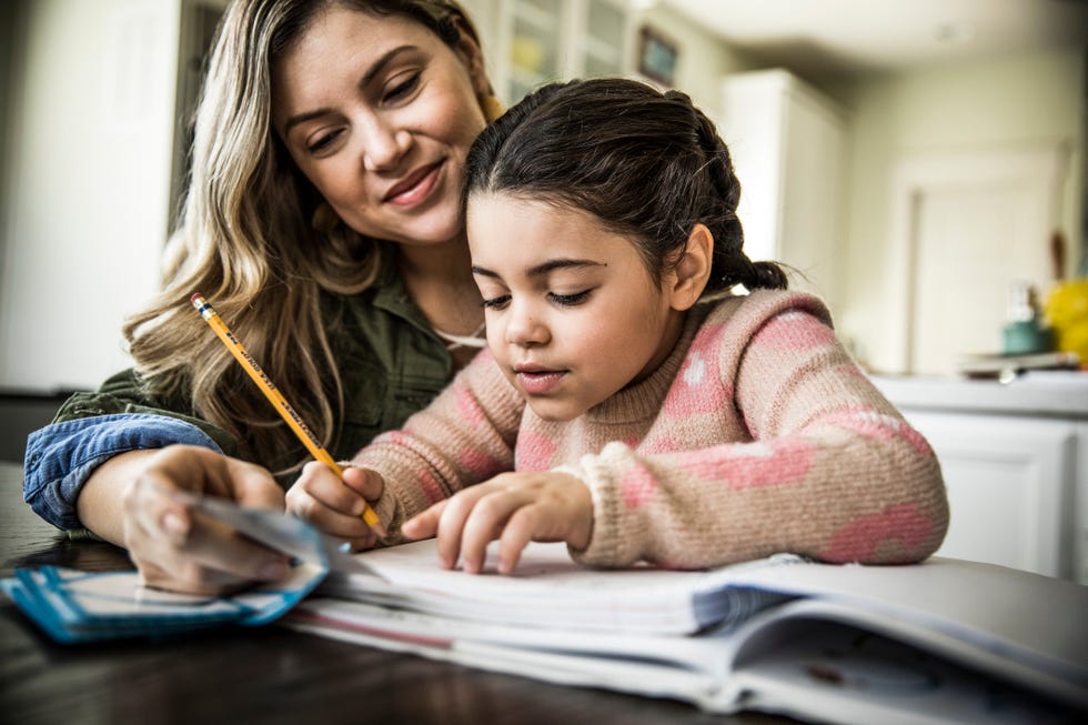 madre e hija estudiando juntas