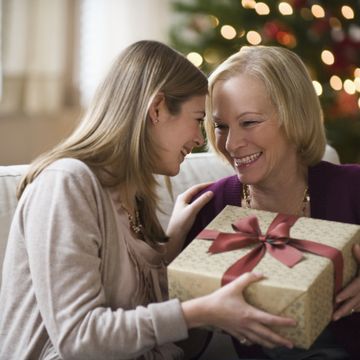 madre e hija riendo con regalo
