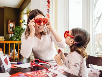 madre con hija riendo con gafas de corazón