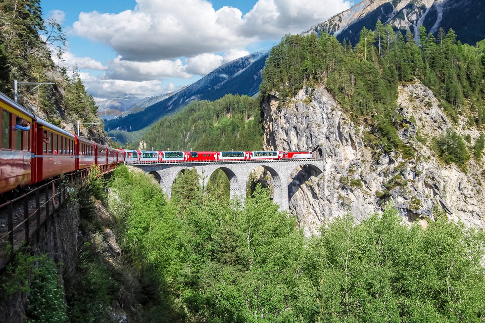 glacier express opweg naar sankt moritz passeert het beroemde landwasser viaduct dit viaduct is een onderdeel van de albulabahn deze spoorlijn behoort tot het unesco wereld erfgoed
