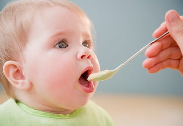 bebé tomando papilla en cuchara