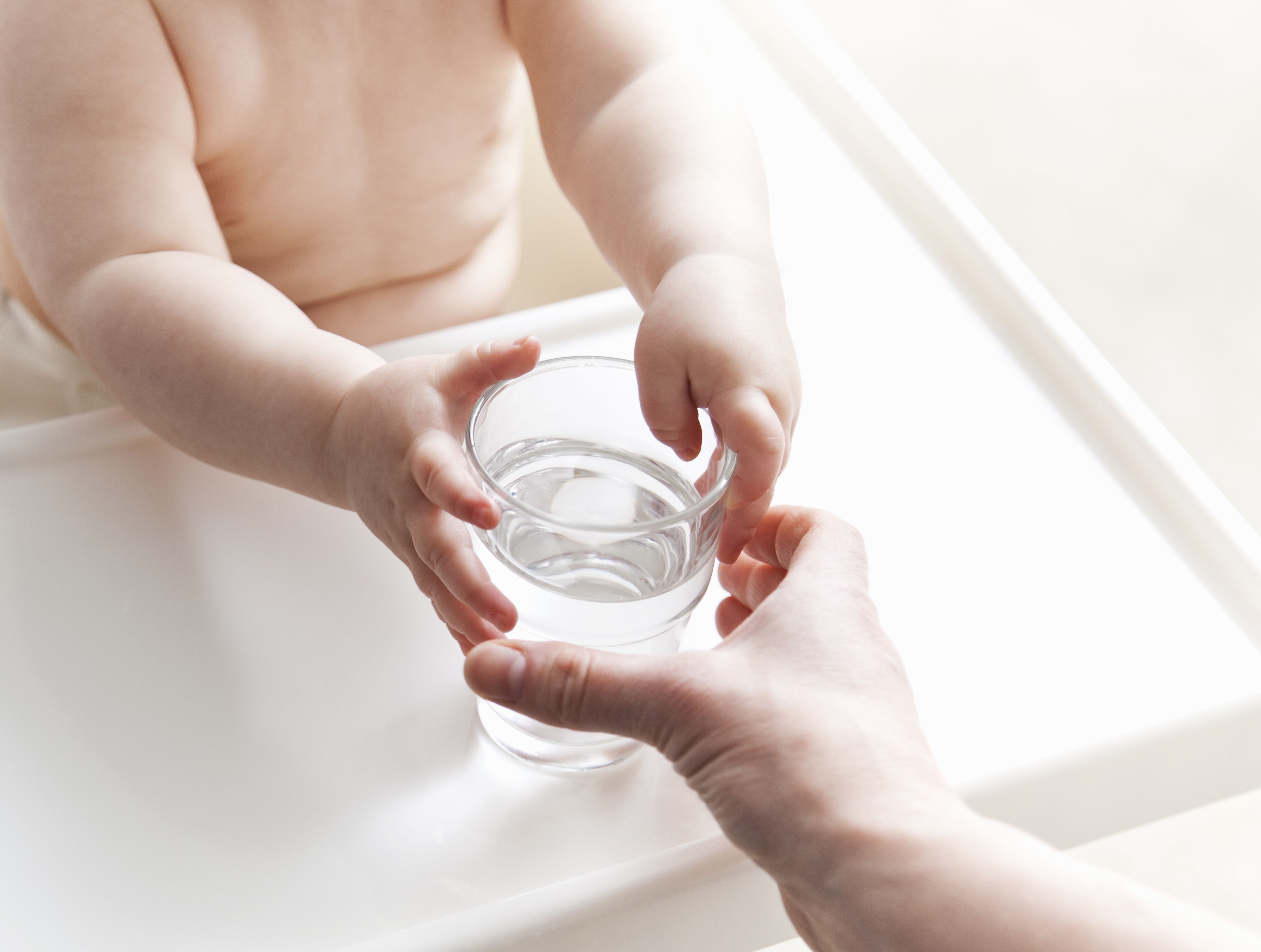 Cuánta agua tienen que beber los bebés y niños por día - Tua Saúde