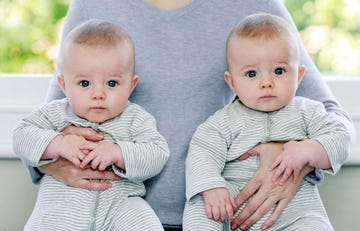 madre con dos gemelos en brazos