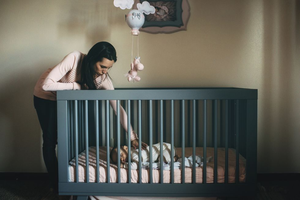 acompañar al bebé en la cuna antes de dormir soluciona algunos problemas de sueño