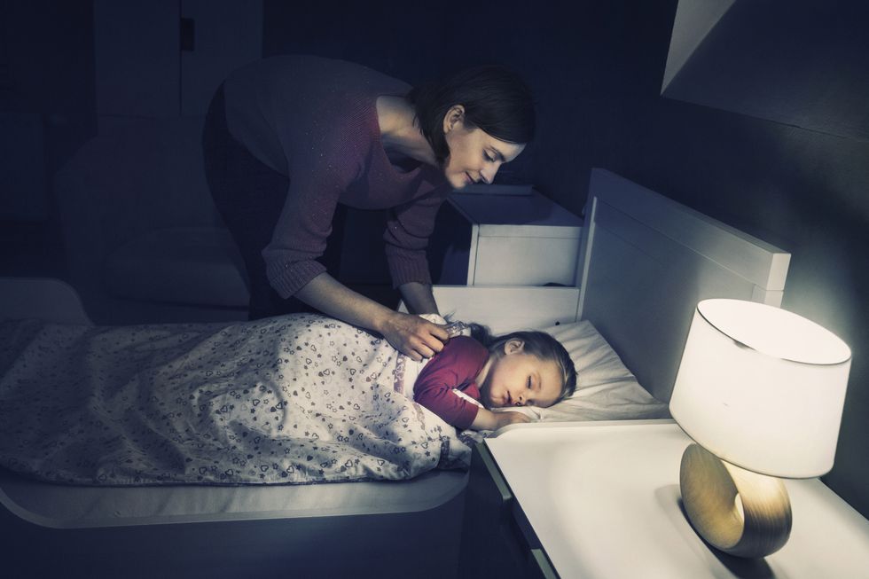 los despertares nocturnos de los bebés mayores son habituales, una buena solución es acompañarlos, relajarlos antes de dormir y dejar alguna luz encendida
