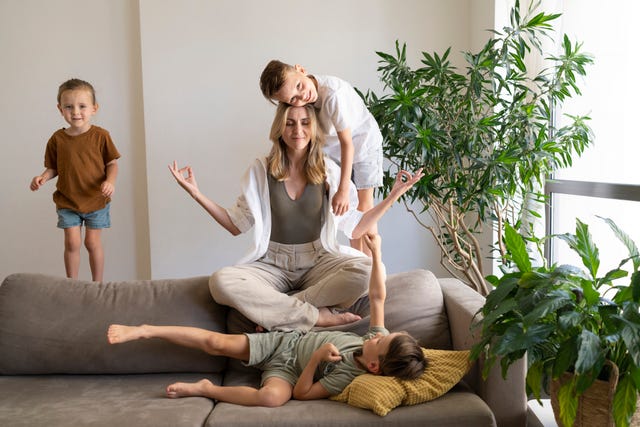 madre meditando en sofa con niños