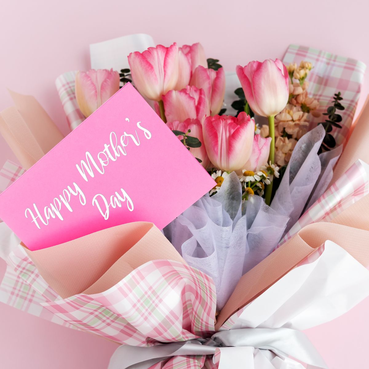 https://hips.hearstapps.com/hmg-prod/images/mother-s-day-messages-tulip-bouquet-642f15beb2596.jpg?crop=0.668xw:1.00xh;0.121xw,0&resize=1200:*