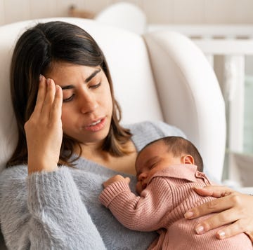 madre con bebe madre con bebe agotada