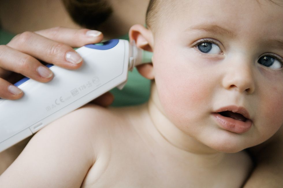 耳で体温を測る赤ちゃん