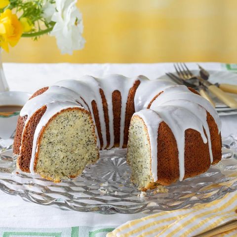 lemon poppy seed cake bundt with glaze