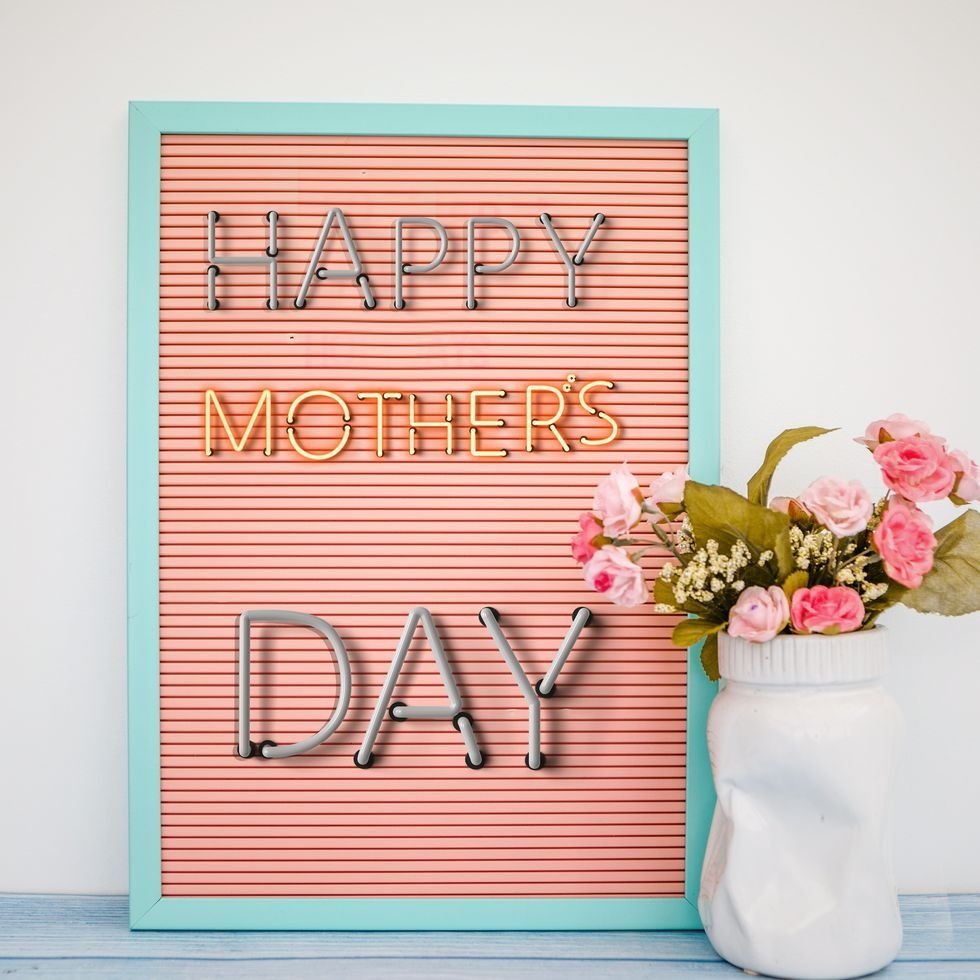 https://hips.hearstapps.com/hmg-prod/images/mothers-day-card-messages-marquee-flowers-641882e4577bc.jpeg