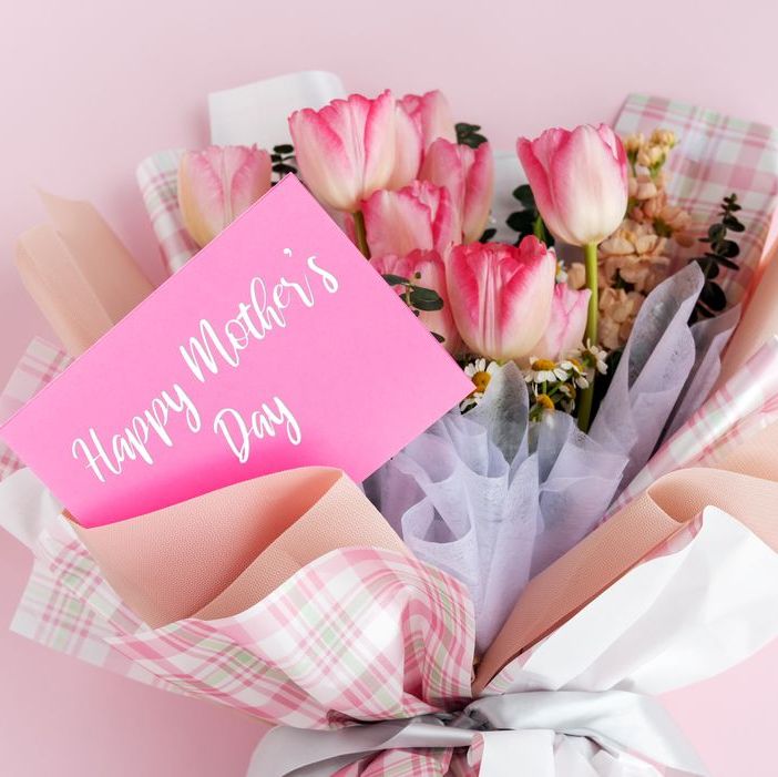 https://hips.hearstapps.com/hmg-prod/images/mothers-day-card-messages-tulip-bouquet-6418825dd3717.jpeg?crop=0.716xw:1.00xh;0.111xw,0&resize=1200:*