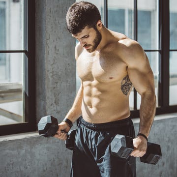 hombre con mancuernas hombre con mancuernas
