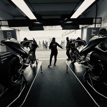 imagen del taller de un equipo dentro del paddock de motogp del gran premio de valencia
