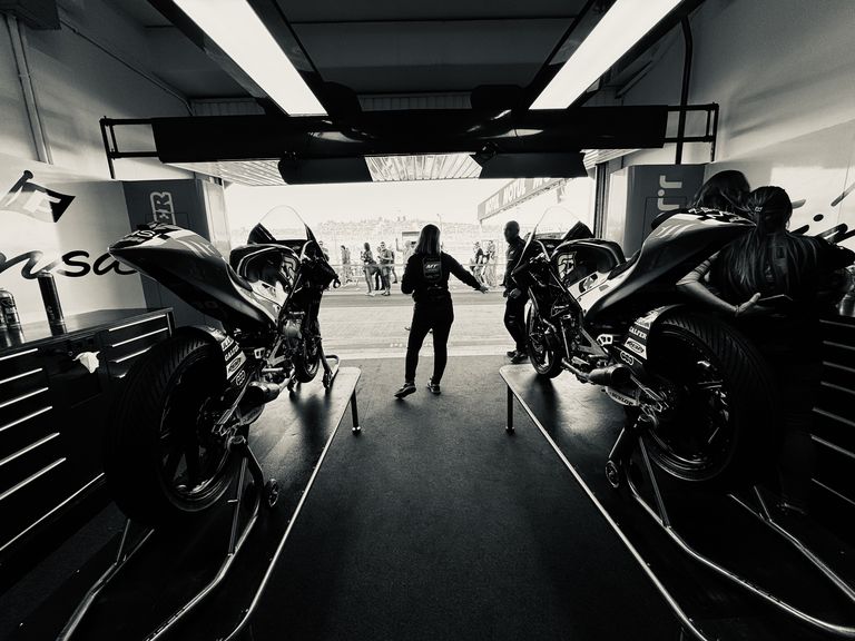 imagen del taller de un equipo dentro del paddock de motogp del gran premio de valencia