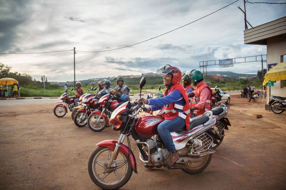 Vestine Mukeshimana vervoert al ruim tien jaar mensen op haar motorfiets door Kigali Toen ze haar bedrijf oprichtte moedigden haar mannelijke collegas haar aan en verwezen ze klanten naar haar Ze zegt dat het in Rwanda normaal is om vrouwelijke ondernemers te steunen