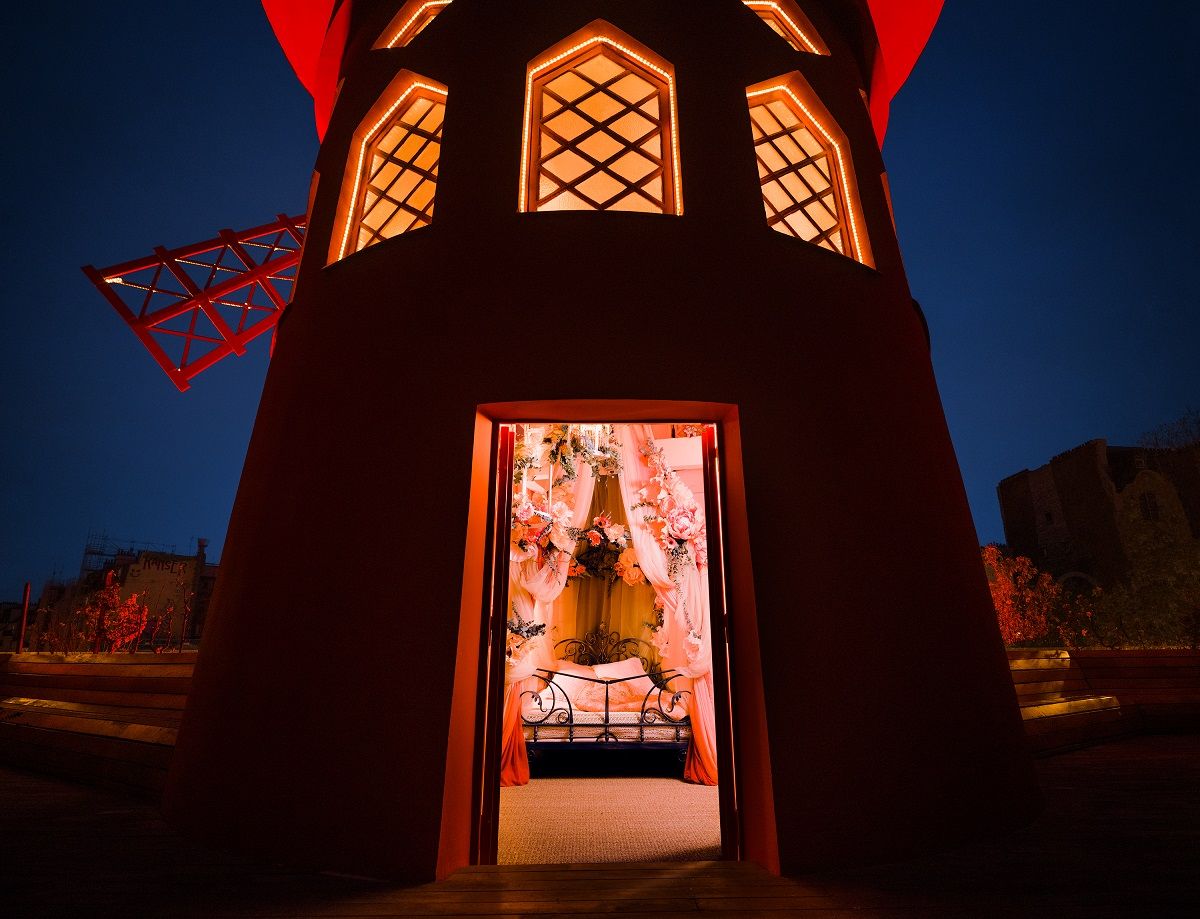 Moulin Rouge Diventa Guesthouse Con Airbnb | ElleDecor