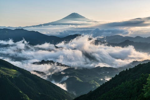 https://www.nationalgeographic.com/content/dam/travel/rights-exempt/2018-travel-photographer-of-the-year/magical-mountains/mount-fuji-clouds-weather-japan.jpg Wolkenzee die aan een golf doet denken