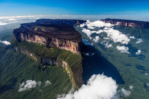 Gelegen ten oosten van Venezuela en ten noorden van Brazili is Guyana en van de kleinste staatjes van ZuidAmerika en ook een van de mooiste bestemmingen van het continent De voormalige Britse kolonie ontvangt amper drieduizend toeristen per jaar die worden getrakteerd op verbluffend ongerepte landschappen tachtig procent van het land is bedekt met oerbos Naast de prachtige natuur is er de rijke cultuur van Guyana een mix van ZuidAmerikaanse en Caribische invloeden In de hoofdstad Georgetown kun je genieten van rum en calypsomuziek verder het binnenland in stuit je op de 250 meter hoge Kaieteurwaterval vijfmaal zo hoog als de Niagarawatervallen