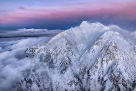 https://www.nationalgeographic.com/content/dam/travel/rights-exempt/2018-travel-photographer-of-the-year/magical-mountains/mount-sharidake-hokkaido-japan.jpg De berg Sharidake wordt in de taal van het Ainuvolk Onne Nupuri genoemd Op deze foto van de Sharidake vanuit een helikopter zie je in de verte de berg Unabetsudake en de bergketen Shiretoko Het was een buitengewone tijd voor mij en het was het meest indrukwekkende landschap dat ik in mijn leven had gezien