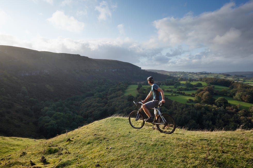 fietser in bannau brycheiniog national park in wales