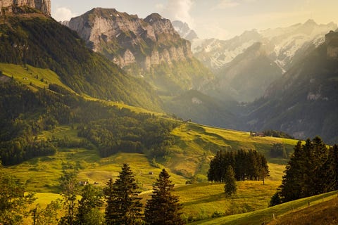 https://www.nationalgeographic.com/content/dam/travel/rights-exempt/2018-travel-photographer-of-the-year/magical-mountains/mountain-range-appenzell-switzerland.jpg Een adembenemend uitzicht over de Zwitserse Alpen