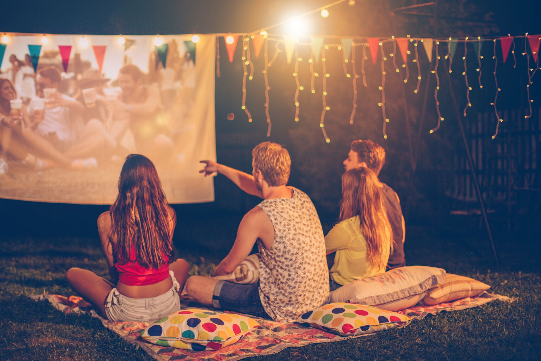 Cuáles son los mejores proyectores para montar tu cine en casa en el  jardín?