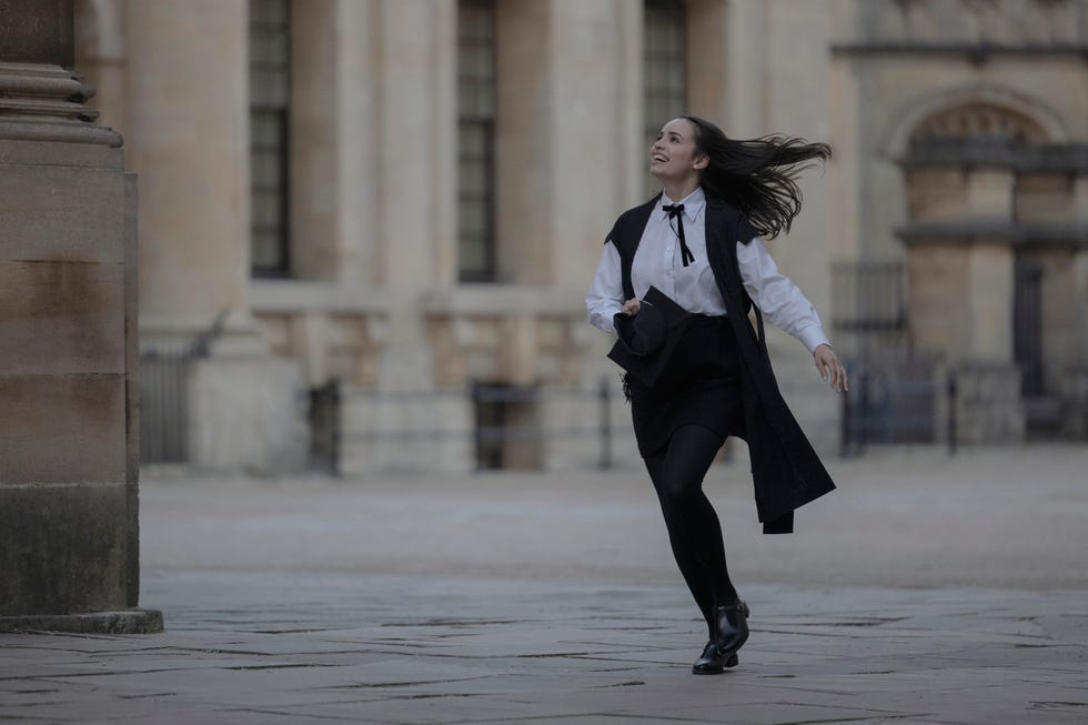 Mi año en Oxford. Sofia Carson como Anna en Mi año en Oxford. Crédito: Chris Baker/Netflix ©2024