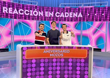 los mozos de arousa celebran su primer aniversario en 'reaccion en cadena'