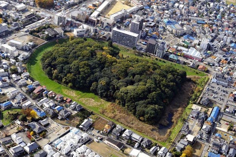 Mozu-Furuichi Kofun Group, Japan KOFUNS VAN MOZUFURUICHI JAPANDeze reusachtige grafheuvels werden in de vorm van schelpen vierkanten of sleutelgaten aangelegd en opgevuld met wapenrusting en klei Het waren plekken waar hoogwaardigheidsbekleders in de Japanse Kofunperiode van de derde tot de zesde eeuw werden bijgezet en ze weerspiegelen een sterk hirarchische samenleving