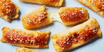 pretzel bites topped with salt with mozzarella in the middle
