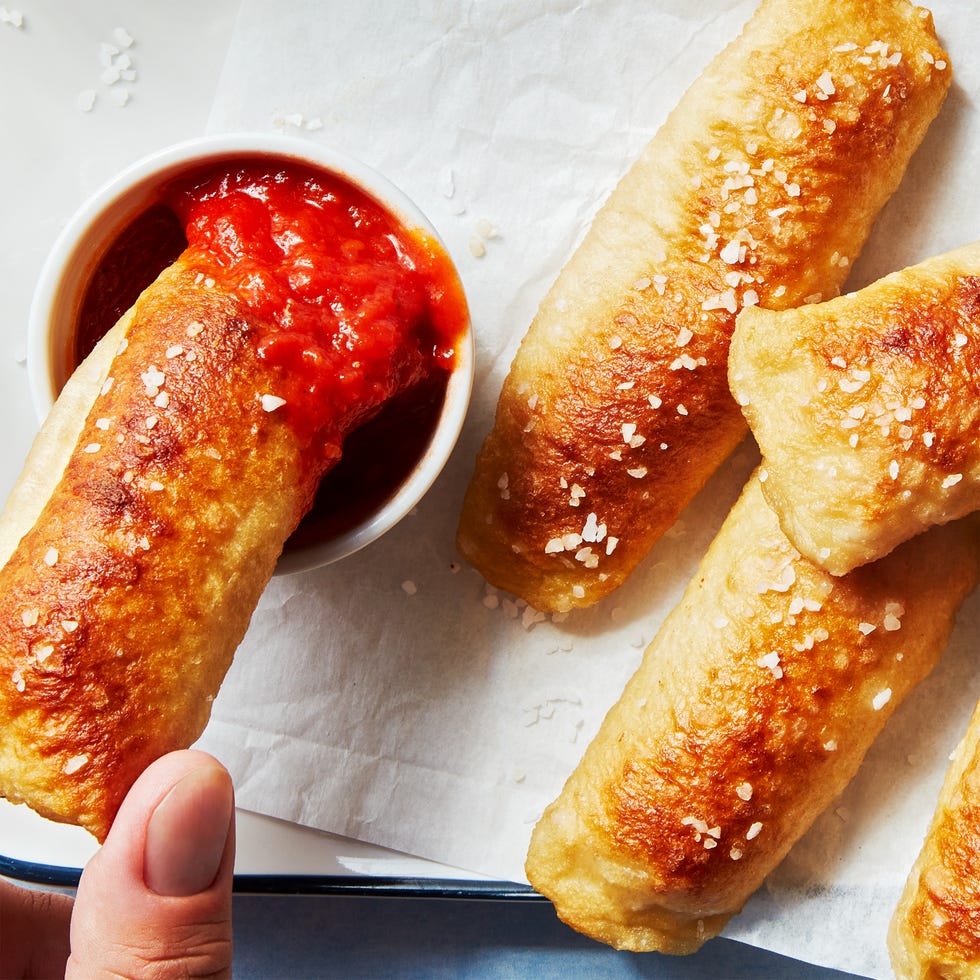 pretzel bites topped with salt with mozzarella in the middle