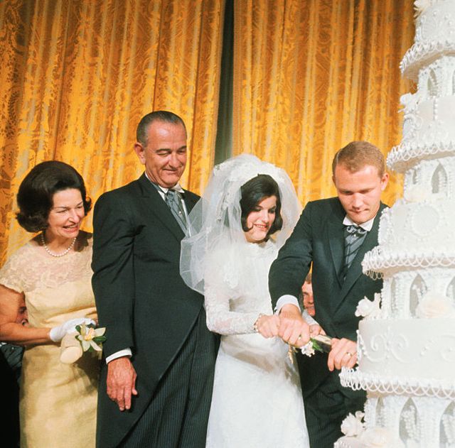 1800年に完成して以来、ホワイトハウスでは19回の結婚式と4回の披露宴が行われてきています。2022年秋、ジョー・バイデン米国大統領の孫娘ナオミ・バイデンが、ホワイトハウスで結婚式を挙げました。世界で最も有名な邸宅のひとつで行われた結婚式を、写真とともにおさらいします。