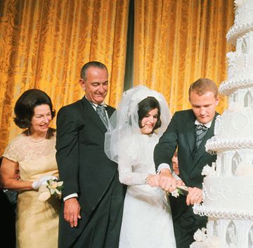1800年に完成して以来、ホワイトハウスでは19回の結婚式と4回の披露宴が行われてきています。2022年秋、ジョー・バイデン米国大統領の孫娘ナオミ・バイデンが、ホワイトハウスで結婚式を挙げました。世界で最も有名な邸宅のひとつで行われた結婚式を、写真とともにおさらいします。