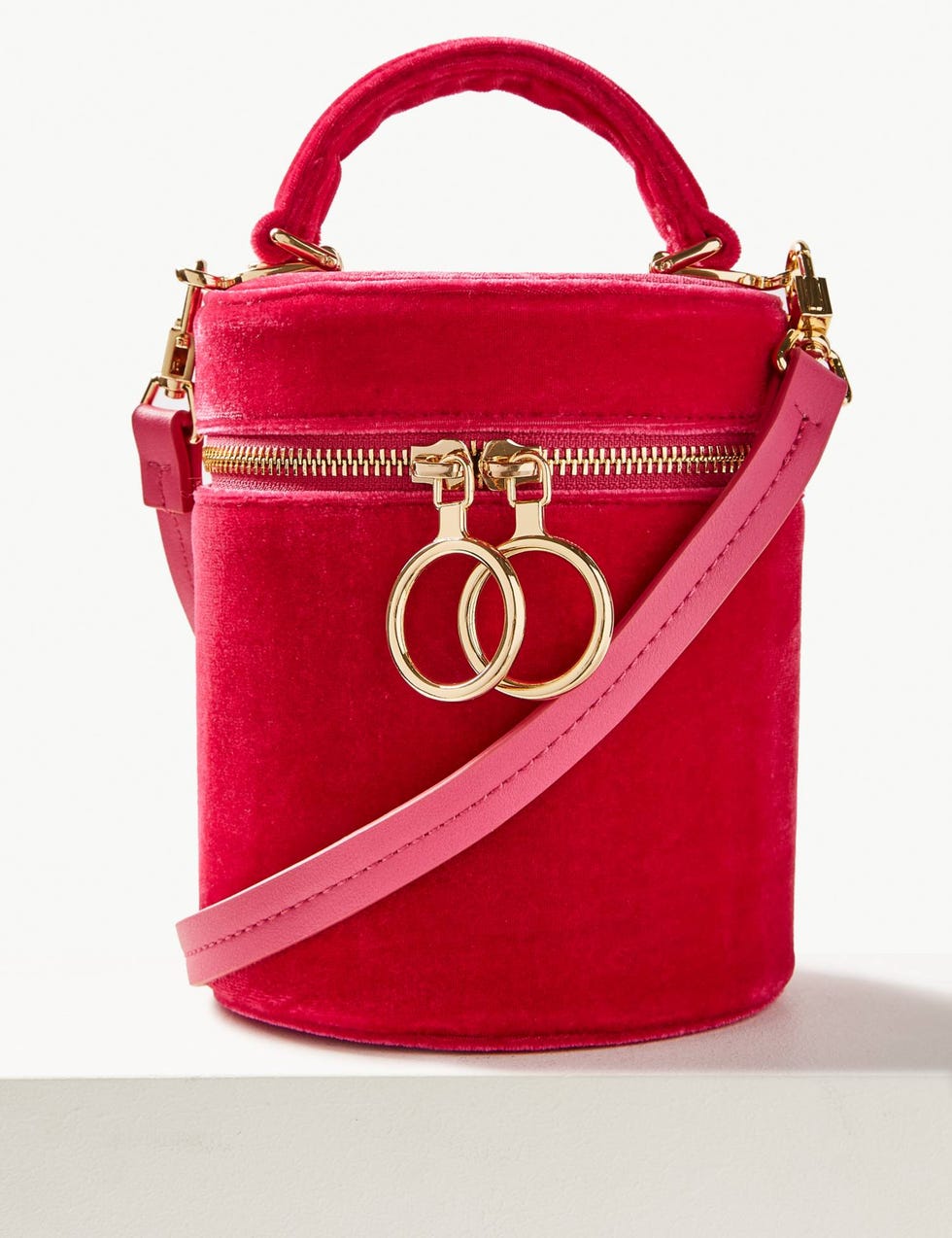 Bag, Handbag, Red, Pink, Magenta, Fashion accessory, Product, Shoulder bag, Leather, Material property, 